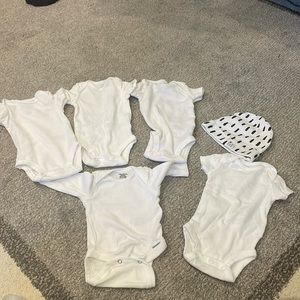 Carter’s Newborn White Onesies (4)